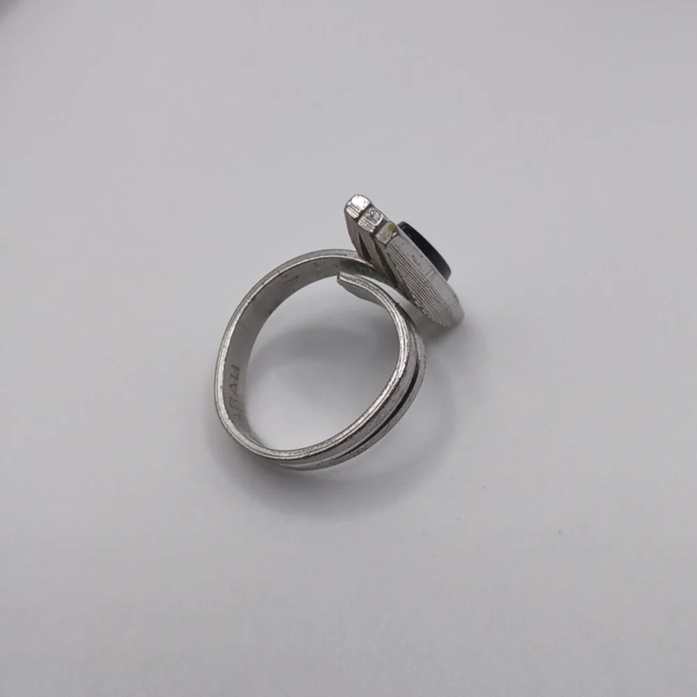 Sarah Coventry Silver Tone Ring With a Black Cabachon Sz 7